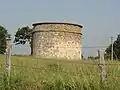 Pigeonnier en ruine.