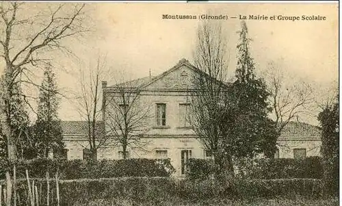 Mairie et groupe scolaire (1900-1920).