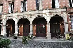 Thomas de Montval : arcades et médaillons Renaissance.