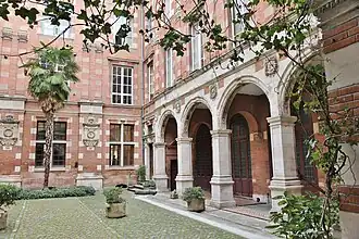 no&nbsp;22 : la galerie de l'ancien hôtel de Pins.