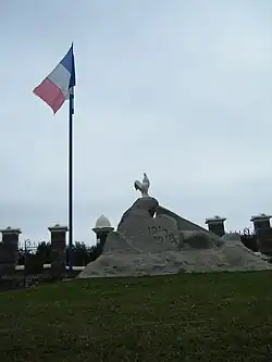 Monument aux morts, à l'entrée du cimetière.