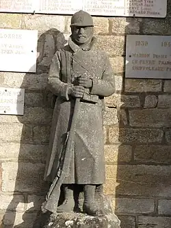 Poilu du monument aux morts de Saint-Nolff (Morbihan).