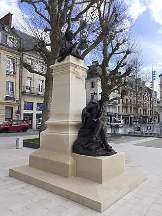 Le groupe statuaire du Monument à Demolombe réuni à nouveau sur la Place de la République en 2024.