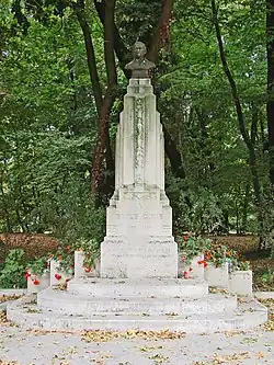 Monument à Émile Coué.