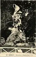 carte postale ancienne en noir et blanc représentant une statue d'un homme s'élançant avec à l'arrière-plan des arbres.