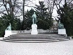 Goethe entouré de ses muses, devant le Palais universitaire de Strasbourg.