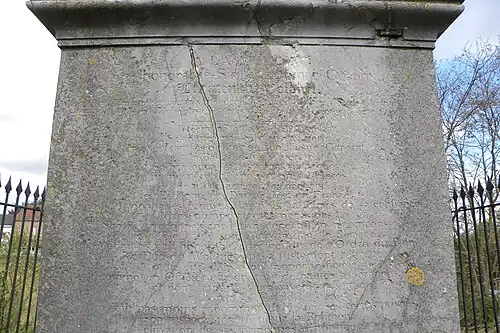 Face sud, inscription en français.