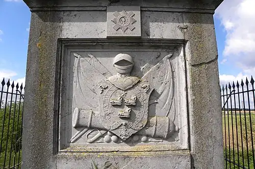 Bas-relief de la face est : armes.