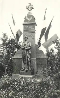 La statue d'un poilu sur le monument de Ligny-Thilloy.