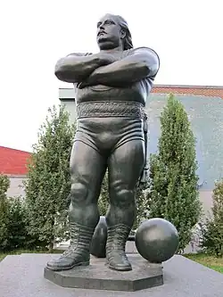 Monument à Louis Cyr, parc des Hommes-Forts.