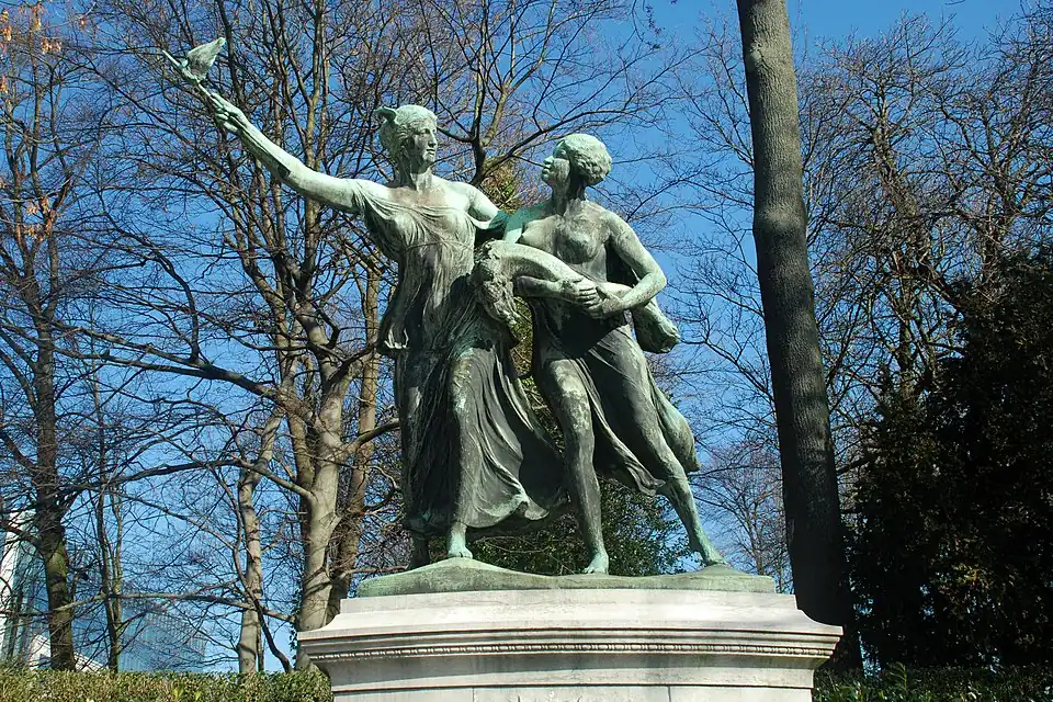 « Le Génie belge guidant le Congo »(Monument au Général Thys, parc du Cinquantenaire à Bruxelles).