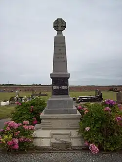 Monument aux morts dans le cimetière.