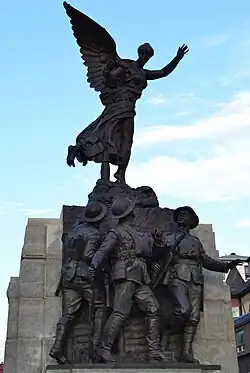 Le cénotaphe avec des soldats à ses pieds