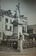 Le monument aux morts entre 1921 et 1940.