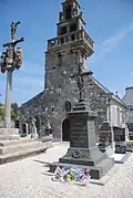 Loc-Brévalaire : église, calvaire et monument aux morts.
