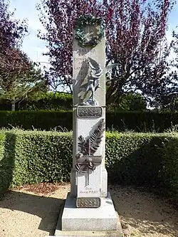 La stèle, don d'Henri Prat.