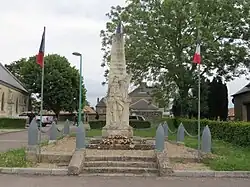Le monument aux morts conçu par  Maurice Ringot