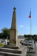 Le monument aux morts dans le cimetière.
