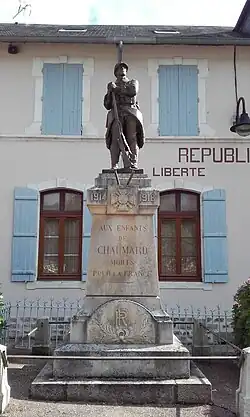 Monument aux morts de la Grande guerre représentant un poilu tenant son fusil. Statue sur un piédestal en pierre