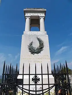 Le monument aux morts de Gassin, situé dans le cimetière de la commune.