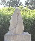 La sculpture.
