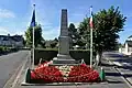 Le monument aux morts en face de la mairie.