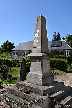 Le monument aux morts dans le cimetière.