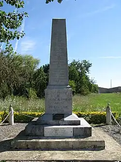 Le monument aux morts face à la mairie (août&nbsp;2011).