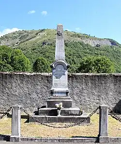 Le monument aux morts du cimetière.