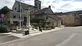 Le Monument aux morts avec l'Église Saint Rémi en arrière-plan.