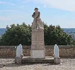 Photographie en couleur d'un monument aux morts.