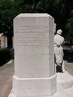 Inscriptions sur le côté latéral gauche.