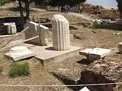 Vestiges du monument in situ, à l'ouest du théâtre de Dionysos.