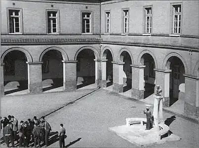 Vers 1950, dans la cour d’honneur de l'ancienne école vétérinaire de Toulouse, dans le quartier Matabiau.