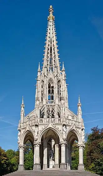  Photographie du Monument Léopold Ier. L'édifice de pierre blanche est surmonté d'une grande flèche