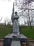 Rubans sur le monument aux victimes du nazisme dans la Fort Sainte-Élisabeth, Kropyvnytskyï