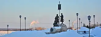 Vue d'une statue représentant trois hommes avec un étendard qui est le monument aux fondateurs de la ville.