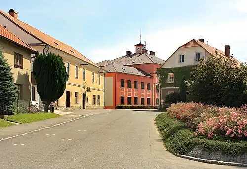 Restaurant et ancienne école.