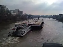 Morceau de tablier du pont Éric-Tabarly acheminé par barge sur la Loire, mars 2010.