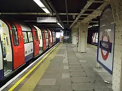 Le quai 2 vu vers le sud ; au fond, la voie d'accès au dépôt