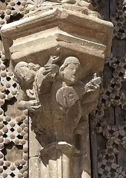 Anges musiciens. Chapiteau roman au centre du portail principal.