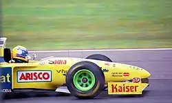 Photo de l'avant d'une monoplace jaune