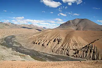 Formations naturelles de roches et de sable.