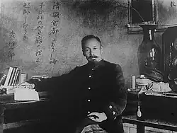 Photo d'homme dans son bureau.