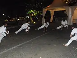 Tout combat commence par une cérémonie en cercle où chaque adepte caresse la terre.