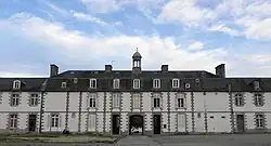 Façade est de la cour d'honneur.