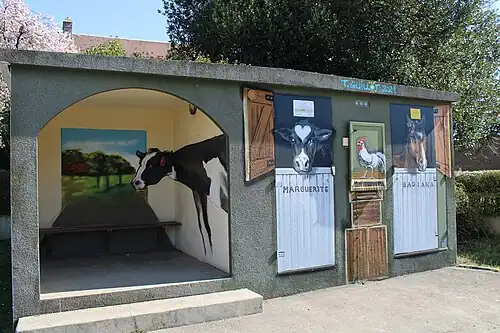 L'abri-bus décoré.