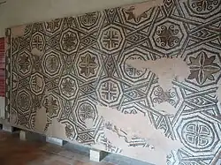 Photographie en couleurs d'une mosaïque antique.