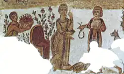 Détail avec trois personnages, deux personnages féminins dont l'une tend un bijou à l'autre, richement vêtue et à gauche un personnage masculin apporte des roses dans un panier