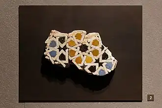 Fragment de zellige découvert à la Mosquée Sidi Boumediene à Tlemcen en Algérie datant du XIVe&nbsp;siècle, conservé au Musée du Louvre.